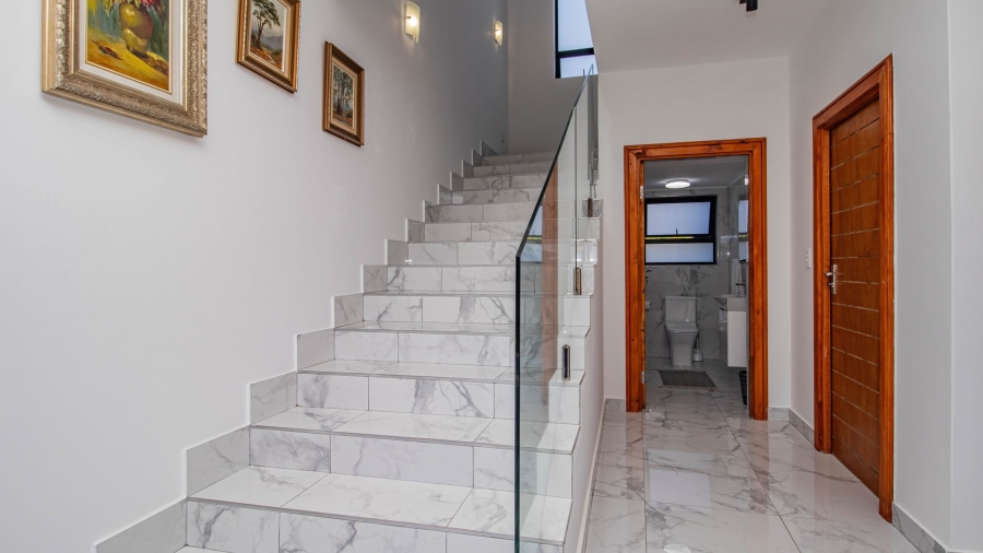 5 Bedroom Property for Sale in The Hill Western Cape